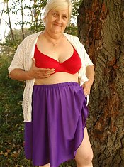 Explicit live show with a fat grandma spreading her thick thighs outdoors for sex